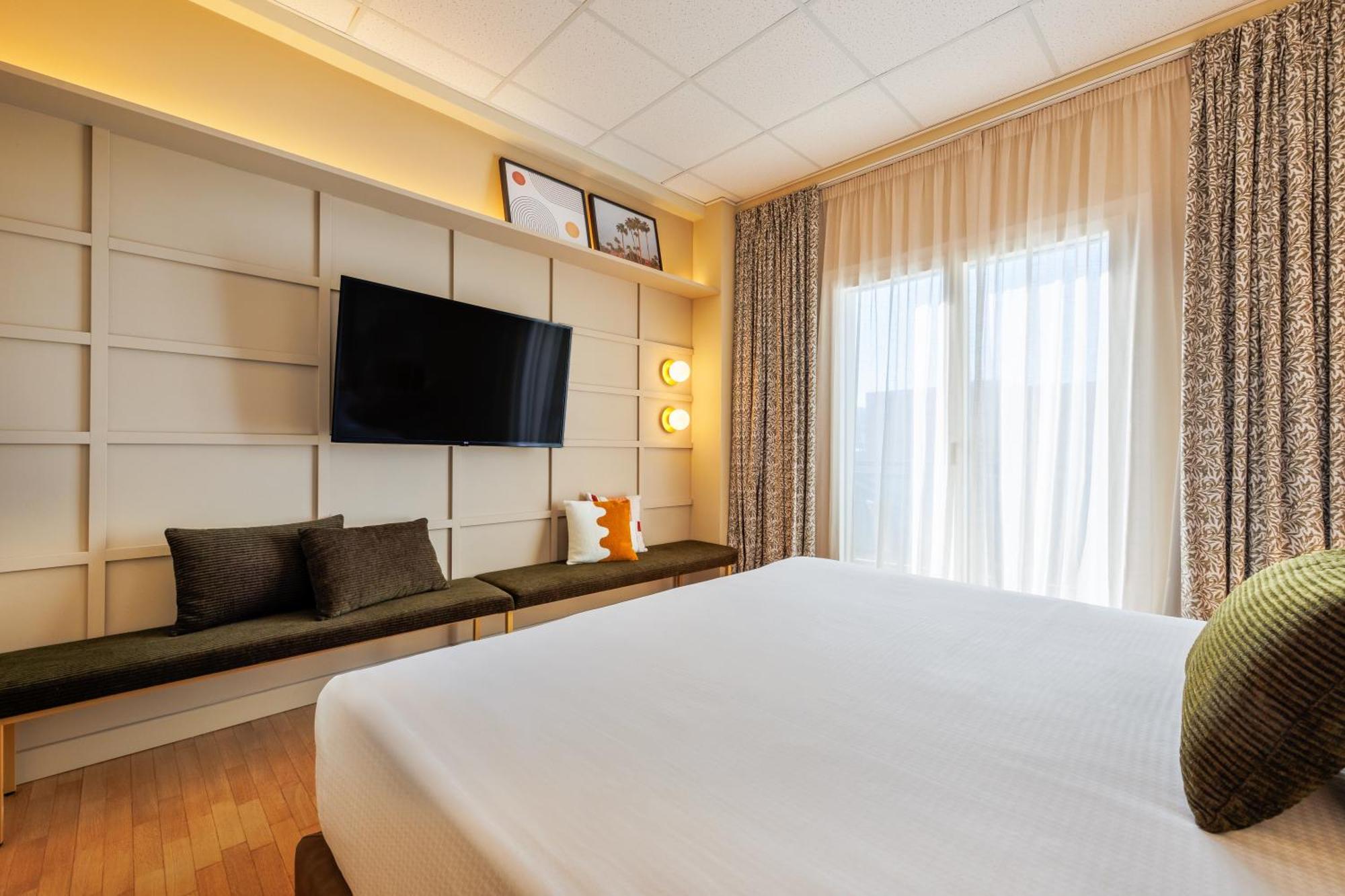 Charlie In Hotel Pesaro